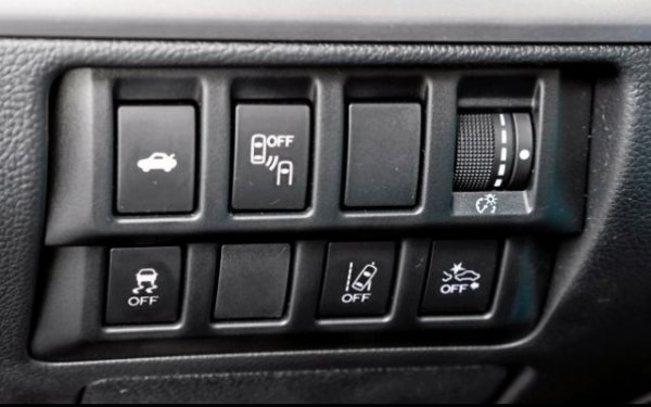 При теста от 2019 година второто поколение на крос-хеча Subaru XV се справя прилично с първите две упражения и дори е на път да се измъкне и от това с трите ролки. Тестовото Legacy има същата трансмисия, но разликата е в отсъствието на режим X-Mode, който автоматично регулира работата на двигателя, на вариатора и на системата за стабилизация, която оптимизира предавателното число и въртящия момент.

Системата за стабилизация на Subaru се изключва с продължително натискане на бутон вляво от кормилната колонка. Режимът X-Mode (XV, Forester), който оптимизира работата на двигателя, на автомата и ва спомагателата електроика, при Legacy го няма.
