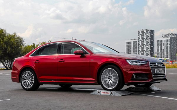 Моделът на Audi доста се поизмъчи, за да се измъкне от упражнението с две платформи (ролки), поставени под водещите колела, но пък се справи отлично с диагонала. Трите платфоми са извън пледела на възможностите на "четворката", която даде всичко от себе си.

Трансмисията е с постоянно задвижване към четирие колела quattro. Самоблокиращият междуосев диференциал Torsen е вграден в даната част на 7-степенната роботизирана скоростна кутия S tronic, като 60% от тягата се прехвърля на задните колела. При пробуксуване разпределението на въртящия момет може да се промени от 75:25 до 15:85.
