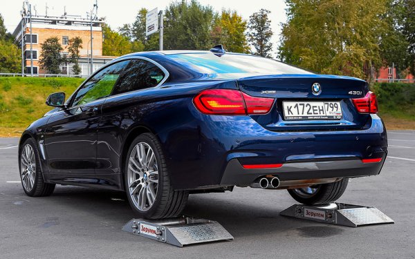 Баварският модел без проблеми се изстрелва с два платформи под задните колела и лесно се справя с и "диагонала" при включена ESP. Потеглянето от три ролки се оказва непосилна задача, въпреки че въртящият момент се подава към свободното колело.

Въртящият момент на трансмисията се разпределя с муфа с електронно управление, която в обичайни условия превъхвъря тягата в съотношение 40:60 в ползата на задната ос. При напълно блокирана муфа обаче може въртящият момент на 100% да бъде подаден на предните и задните колела.
