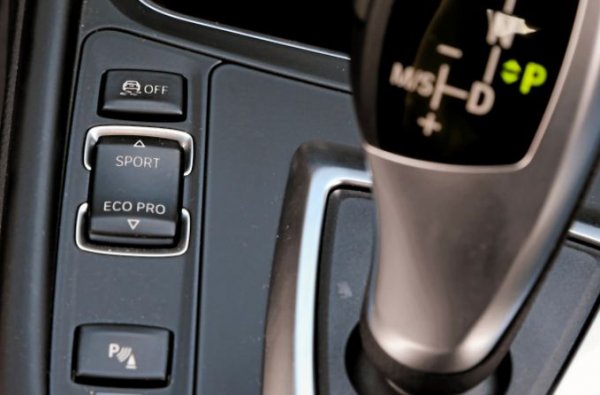 Конструктивно системата xDrive е много близо до трансмисията на Subaru, като на преден план излизат настроике на електронните асистенти. Баварският модел не среща проблеми с потеглянето от две платформи, независимо дали са отпред или отзад. При изключването на електронните сисеми обаче седанът няма никакви шансове да се справи с упражнението.

В някакъв момент на екипа, провеждащ теста, му се струва, че автомобилът ще се справи и с потеглянето от трите платформи, това не става. В случая единствено системите ABS и ESP "откачат напълно" и в крайна сметка се изключват сами. Въртящият момент достига до свободното колела, но той не е достатъчен и в крайна сметка, упражнението също се оказва провал. 
