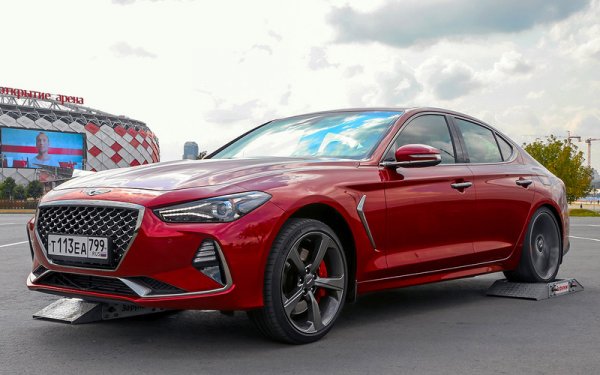 С две платформи под водещата ос Genesis се справя едва ли не по-лесно от кокурентите си. При упражнението "диагонал" обаче седанът капитулира напълно и заработва само една точка за отчаяните си опити за измъкване от положението.

Трасмисията на G70 е с многодискова електронно-управляема муфа, която разпределя въртящия момент в зависимост от условията на пътя и избрания режим на движения. В нормални условия на задната ос се подава до 70% от тягата, а в спортен - до 90%.
