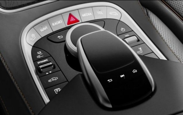 През зимата на 2016 година на върха на същата класация се нареди Mercedes-Benz GLE 350d, който спечели 35 точки от 35 въдможи и оттогава нито един конкурент не може да се доближи до този резултат. Разбира се, S‑Class няма понижаващи предавки, нито принудителна блокировка на междуосевия диференциал, но очакванията към седана бяха големи. Уви, напразно.

За де се деактирива системата за стабилизация на S‑Class, трябва внимателно да се изучи интерфейса. Седанът успява да опозори добрия имидж на системата 4MATIC, който има 23‑годишна история, след като не успя да потегли от две платформи под задната ос. Налага се да се деактивира системата за контрол на сцеплението, което е доста сложно упражение. Седанът се справя с упражнението с диагонала, но общото впечатление е изпортено.
