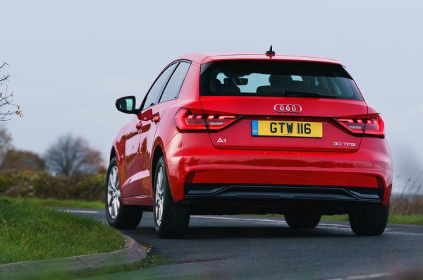 Абсолютният шампион в объркването на клиентите обаче е луксозната марка на VW, която преди две години промени изцяло номенклатурата на моделите си, уж за да е по-ясна за клиентите. 
Резултатът е точно обратният. Като видите това A1 с надпис 30 TFSI отзад, ще си кажете, че това е най-наточената версия - ако не с трилитров мотор, то поне със солидна мощност. Всъщност моторът е с обем 0.99 литра, с три цилиндъра и със 115 конски сили. 
