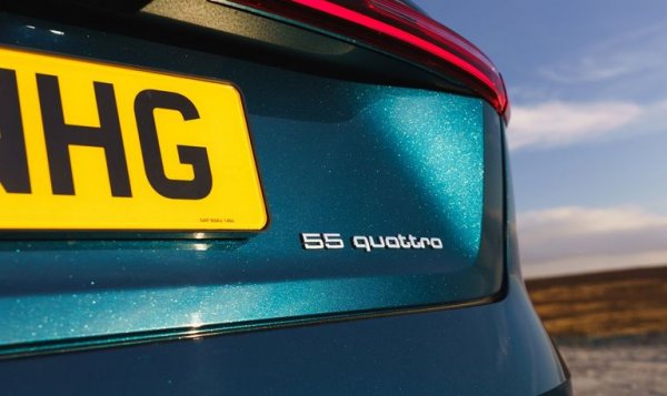 Объркването произлиза от факта, че новите двуцифрени маркери на германците не отразяват работния обем, а мощността - но не в реални измерения. В Audi просто са създали една скала с осем деления, всяко от което получава по един номер - от 30 до 70. И съответно, ако видите на някой модел 55, трябва да отворите таблицата и да видите, че мощността е между 330 и 370 конски сили. На всичкото отгоре компанията прилага същата методика и върху електрическите си модели. Навикът и здравият ни разум шепнат, че 55 quattro е ако не 5.5-литров мотор, то поне с 6 цилиндъра. Всъщност същата табелка краси и е-tron, който няма никакви цилиндри. 
Системата до такава степен подлуди американските клиенти, че специално за САЩ Audi се отказа от нея. 
