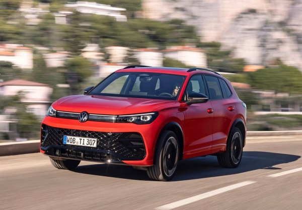 Volkswagen Tiguan със своя 2.0 TDI двигател със 150 к.с. е част от трио автомобили, произведени от немската група, с идентични показатели за разход на гориво, въпреки различните технологии. Като се има предвид, че това е значително по-тежък SUV, неговите 6,28л/100 км на магистралата са ясен знак - дизелът остава най-рационалният избор за тези, които редовно пътуват на дълги разстояния с високи скорости.