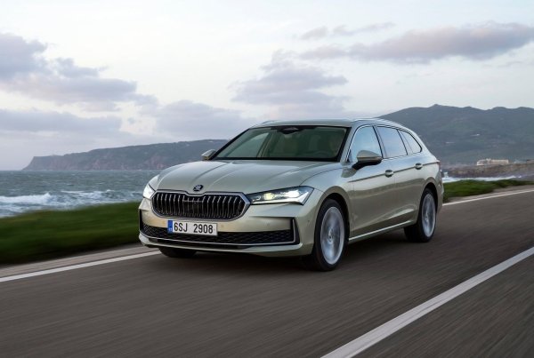 Skoda Superb Wagon е един от най-големите автомобили в тази класация, но неговият 1.5-литров мек хибрид със 150 к.с. успява да поддържа разход на гориво от 6,28 л/100 км на магистралата. Този автомобил е  проектиран да се движи по магистралата с максимален комфорт, като е изненадващо икономичен, въпреки размера си.
