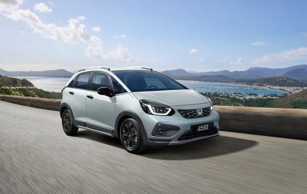 Пълните хибриди са кралете на града, но Honda Jazz е единственият завършен хибрид, който се появява в класацията да магистрали, наравно с дизеловия GLA. Системата e:HEV, която в градска среда оставя почти цялата работа на електрическия мотор, по магистралата неизбежно трябва да разчита на бензина като основен източник на сцепление, но управлението на енергията успява да ограничи потреблението до 6.2 л/100 км.