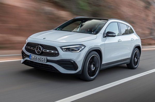Компактен дизелов SUV, който изминава 100 км с 6,1 литра дизел по магистрала, . Mercedes GLA 200 d със 150 к.с. е доказателство, че по-високата конфигурация не означава непременно ниска ефективност. Повдигнатата позиция на шофиране и каросерията на кросоувъра са аеродинамично наказани в сравнение с по-ниските коли, но четирицилиндровият дизелов двигател работи отлично с магистрални скорости.