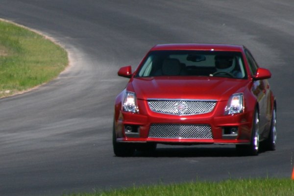 Предлага се и автоматична скоростна кутия с възможност за ръчна смяна на предваките, чрез пера зад волана.