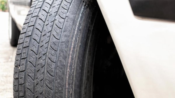 От съображения за безопасност е добра идея да поддържате всички гуми на колата в добро състояние. Лошите гуми могат сериозно да повлияят на управлението. А наличието на добри гуми помага за запазване на стойността при препродажба. Гумите - независимо дали са традиционни или run-flat, са скъпи и опитните купувачи ще ги разгледат , за да преценят дали това ще бъде разход, който трябва да поемат, след като купят колата ви. 

Според Auto Trader, собствениците на автомобили често имат неподходящи гуми по бюджетни причини, като ги сменят само една или две наведнъж, за да спестят пари. Това може да доведе до различна степен на износване. Затова и се препоръчва да не купувате кола, която няма пълен комплект гуми.