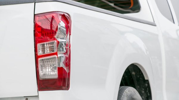 Подобно на замъглените фарове, пукнатите задни светлини са огромен проблем за бъдещите купувачи. За съжаление, модулите на задните светлини могат да бъдат доста скъпи. Не е необичайно някои собственици на автомобили да трябва да отделят сериозна сума, за да сменят един единствен светлинен модул. Във всички случаи обаче е по-добре те да изглеждат нови. 

Всичко се свежда до външния вид и независимо колко добре поддържате автомобила си, счупеният заден фар изпраща сигнали за неизправност. Човек може да си помисли, че ако сте готови да шофирате със спукана стъкла на задните си светлини, със сигурност криете още някакъв проблем по колата. Затова и не бива да се пести от подмяната на светлини, тъй като така автомобилът ви ще се продаде по-лесно.