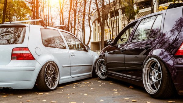 Идеята, че харченето на пари за добавяне на аксесоари и функционалности в една кола може да намали нейната стойност, може да изглежда странна, нов нея  има известна истина. Това е свързано с възприятието, че като добавите нещо към колата си, вие поставяте своя собствен печат върху него и го правите повече по ваш личен вкус. Всичко това е добре, но ако някога възнамерявате да продадете тази кола, вашият избор може да не е привлекателен за бъдещ купувач и това може да е проблем. 

Съответно, цената на колата ще намалее. Освен това, изобилието от модификации за производителност може да изплаши купувачите, особена ако става дума за ауспуси, спойлери и спортни джанти. Тяхното наличие може да бъде прието като знак, че автомобилът е подлаган на сериозни натоварвания и съответно вече е увреден.