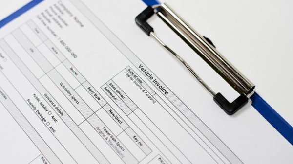 Никоя кола не е идеална. Автомобилите се правят и карат от хората, които не са перфектни. Следователно посещението в сервиза е неизбежно, независимо каква кола карат. От първостепенно значение е да пазите документите от посещенията си при механика, защото те ще ви бъдат от полза, когато тръгнете да продавате своя автомобил. Неговият купувач ще знае какво е правено по колата и по-лесно ще поеме риска със нейното закупуване.

Наличието на сервизна история също така показва, че сте се грижили съвество за превозното средство, а също така е доказателство за ремонтите, които сте направили. Например, смяна на съединител е сравнително скъп ремонт, но кандидат-купувачът ще бъде сигурен, че вие сте я направили и няма да се притеснява за евентуални бъдещи разходи за този важен детайл.