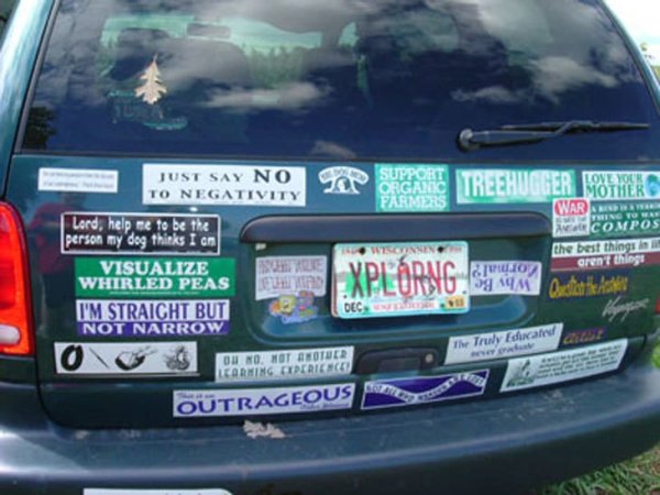 Стикерите са забавен и лесен начин да персонализирате колата си. Те могат да предадат вашите чувства по определена тема или да покажат вашата подкрепа за всичко, на което сте фен. Няма нищо лошо в това да добавите малко лично усещане към колата си, но има момент, в който това може да я обезцени. Поради изключително личния характер на каквото и да поставено върху колата, малко купувачи ще искат да видят такива неща върху колата, която купуват. 

Най-важното правило, което трябва да следвате, когато добавяте стикери, е да ги поставяте само върху стъкло. Стикерите се отстраняват лесно от стъкло с бръснарски ножчета и ако продавате кола е задължително да ги премахнете. Нещата стават малко по-трудни, когато стикери се поставят върху боя. Въпреки че могат да бъдат премахнати, това е много по-трудно. Освен това, ако боята е слаба или има петна, където вече се лющи, премахването на стикера може да влоши проблема. 