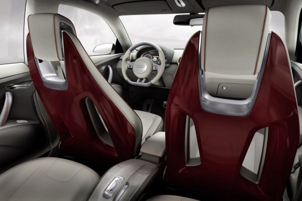 Само за сметка на електродвигателя, който се захранва от нов литиево-йонен акумулатор, А1 може да измине до 100 км. Батерията се зарежда от обикновен контакт, а при използване на спирачките също се преобразува кинетична енергия в електрическа. 