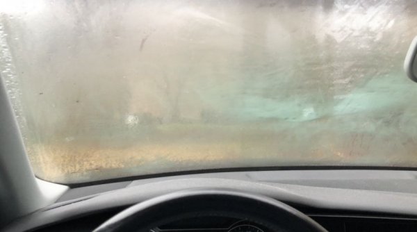 Не ви е нужна охлаждащата функция, това е ясно. Но климатикът има и друга задача - да разпотява стъклата. Прави го особено ефективно, ако го ползвате в режим на затворена рециркулация. Тогава той взема въздух от салона, който винаги е поне мъничко по-топъл от външния, изсушава го и го насочва към влажните стъкла. 
