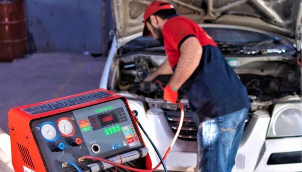 При климатичните системи в по-стари автомобили наистина се е случвало те да спрат да работят през зимата. Но причината не е, че са се повредили от студа. Просто хладилният агент (в миналото - фреон, в по-ново време - тетрафлуоретан) се свива при ниски температури, налягането в системата пада и ако газът е бил понамалял така или иначе, тя преустановява работа. Тогава просто трябва да се допълни. 
