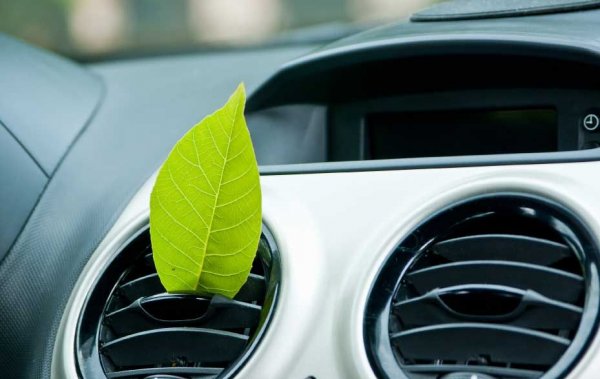 Всъщност климатичната система също се нуждае от малко грижи преди студения сезон - под формата на едно цялостно почистване. Ако си го спестите, в натрупаните през лятото прах и боклуци ще се завъдят неприятни бактерии и гъбички, които после системата ще издухва в салона. 
