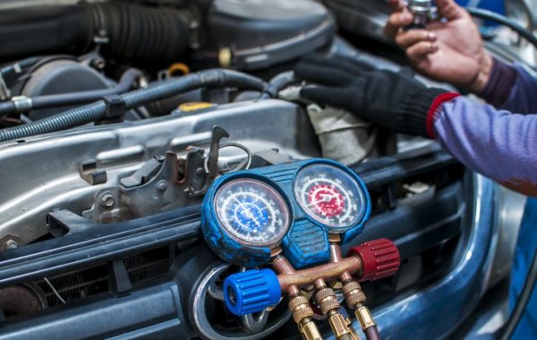 Всъщност е по-добре да изберете специалните спрейове за почистване на климатици - те имат антисептично действие, но и предпазват повърхностите на изпарителя и въздуховодите. И това обаче не е достатъчно - препоръчваме също да почистите дренажния отвор на изпарителя, през който кондензатът изтича на пътя. Ако отворът е замърсен, може изцяло да замръзне в студа, и тогава кондензатът би могъл да потече в салона на колата. Дренажният отвор трябва да се почиства веднъж годишно, най-добре наесен. 
