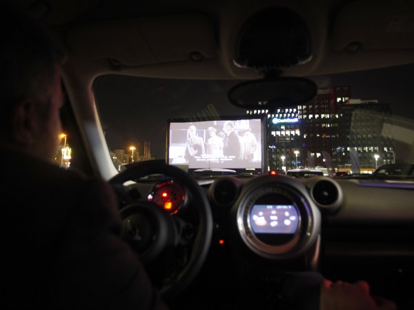 Първото в света автокино само с MINI автомобили