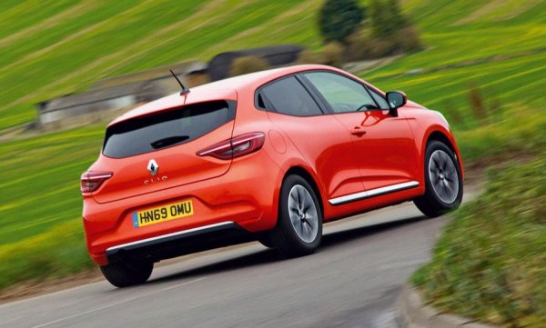 Французите винаги са избирали колите си патриотично: в Топ 10 са девет модела на Renault, Peugeot и Citroen, плюс Dacia Sandero от дъщерната марка на Renault. Първото място е за Clio със 78 138 продажби, следват Peugeot 208, Peugeot 2008, Citroen C3 и Renault Captur. За пръв път в Топ 10 влиза и електромобил - Renault Zoe, което с 28 487 бройки е десето. 
