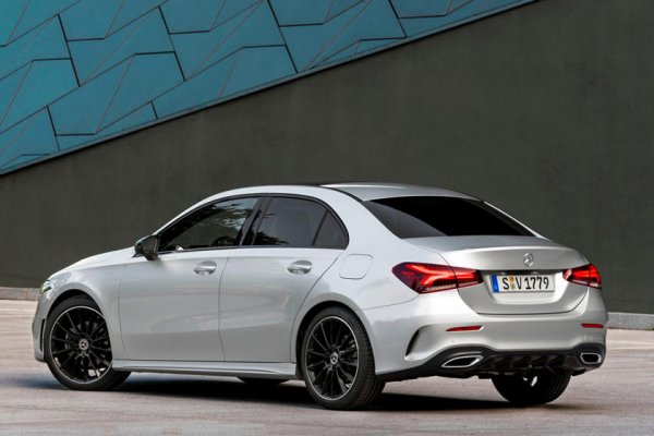 От тукашния Топ 10 ясно си личи фактът, че Люксембург е най-богатата европейска държава - тук попадат два модела на Mercedes, два на BMW и по един на Audi и Volvo. Води А-класата с 1068 продажби, пред VW Golf, Mercedes GLC, Audi Q3, Renault Clio, BMW Серия 1 и BMW Серия 3. 
