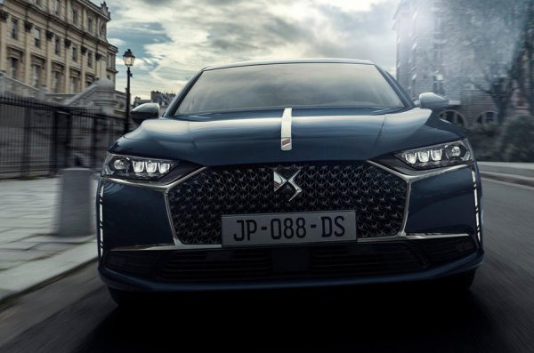 Без да има наследството и чара на Alfa Romeo, но с предимството да бъде част от печеливша група като PSA (а вече и от Stellanis), френският производител на премиум-автомобил ще трябва да се бори яростно, за да може да оцелее. И първата му задача е да си осигури сериозно присъствие на всички глобални пазари по света.

Новият седан DS9 със сигурност ще привлече вниманието на клиентите в Азия, където продажбите на марката се бяха сринали. 
Това обаче едва ли ще бъде достатъчно. Резултатът в Европа за 2020 година е едва 43 686 нови автомобила, което показва сериозни проблеми за марката.