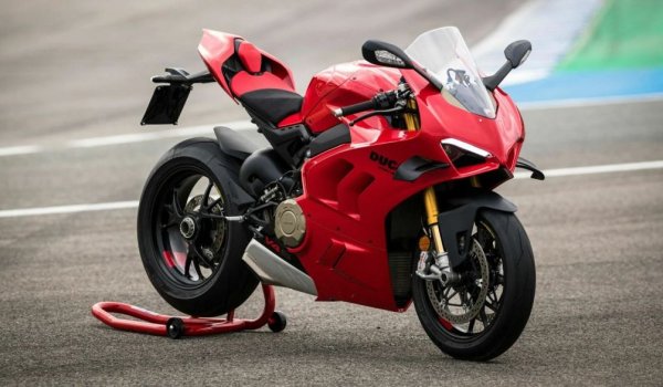 Промяна спрямо 2024: +2%
Някога създадена като производител на вакуумни тръби и друго радиооборудване, компанията Ducati се насочва към транспорта след Втората световна война с малко моторче, предназначено за монтаж върху велосипеди. Първият мотоциклет Ducati е с двигател с 48 куб. см обем и 64 км/ч максимална скорост. От това плахо начало постепенно ще се развие един от най-престижните и с високи цени мотоциклетни производители. Днес Ducati е под шапката на Lamborghini, на свой ред под контрола на Audi, която пък е част от Volkswagen Group. 
В България през 2025 продажбите са се увеличили спрямо 2024... с една бройка. Най-популярния модел е Panigale V4, с 14 регистрации. 
