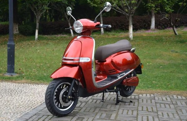 Промяна спрямо 2024: n/a
Jiangsu Hi-tech Goldenlion е един от най-старите производители на скутери в Китай, който в последните години се пренасочи основно към електрическото задвижване и основа фабрика в Тайланд за експортни нужди, включително към Европа. Още в дебютната си година у нас марката влиза в Топ 15. 56 от 57-те продажби в България се падат на електрическия скутер JS2A-02.
