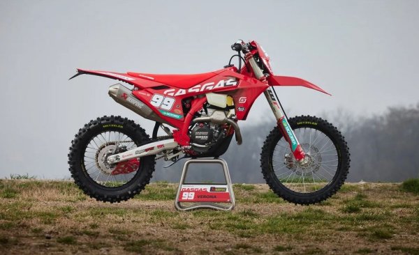 Промяна спрямо 2024: -21%
GasGas е испански производител, предимно на кросови мотори, основан през 1985 край Жирона в Каталуня от двама бивши служители на затворената фабрика на Bultaco. По-късно бе погълната от австрийската KTM, която на свой ред днес е притежание на индийската Bajaj. През първата половина на 2025 марката имаше съществен ръст в България, но после продажбите рязко намаляха и накрая GasGas завърши годината с 21% спад. Най-търсеният модел и през 2025 е бил EC 350F. 
