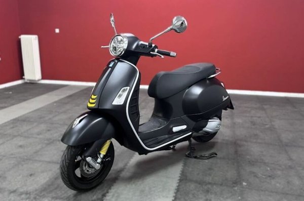 Промяна спрямо 2024: 0%
Компанията е основана от Риналдо Пиаджо още през 1884, но в ранните си години произвежда локомотиви, самолети и дори подводници. 
След Втората световна война Енрико, син на Риналдо, се насочва към малките мотоциклети, за да увеличи приходите. Големият авиоспециалист Корадино Д'Асканио проектира най-успешния скутер в историята - Vespa. Днес това е културна икона и един от най-популярните символи на Италия. Именно Vespa GTS (48) е и най-продаваният модел на марката в България през 2025. Иначе годишният резултат е абсолютно същият, като през 2024. 
