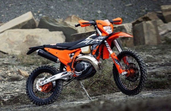 Промяна спрямо 2024: -22%
През 30-те години Ханс Трункенполц създава сервиз за мотоциклети в австрийското градче Матигхофен, което се налича Kraftfahrzeug Trunkenpolz Mattighofen, или накратко KTM. Прототипът за първия собствен модел се появява през 1951. През годините марката се прочува най-вече с офроуд мотоциклетите си. В последните години обаче тя има сериозни финансови затруднения и бе погълната от индийската Bajaj. В България продажбите спадат с 45 бройки спрямо същия период на миналата година. Най-популярният модел у нас е 300 EXC. 
