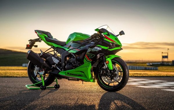 Промяна спрямо 2024: +1%
Kawasaki оригинално е авиостроителна компания, която се насочва към мотоциклетите с покупката на фалиралата Meguro в зората на 60-те години. В България марката открай време се радва на голяма популярност, като през 2025 дори подобрява минимално резултата си от 2024. Най-популярните модели са Vulcan S, Z500 и Z650. 
