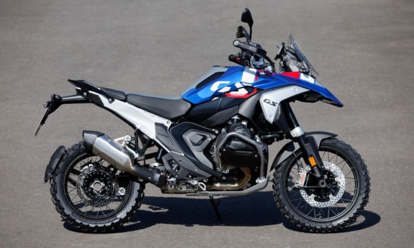 Промяна спрямо 2024: 0%
Мотоциклетите на BMW всъщност имат по-дълга история от автомобилите на BMW: компанията, създадена първоначално като производител на самолетни двигатели, се насочва към двуколесните превозни средства след забраната да произвежда продукти с военно предназначение след 1918. 
През 2025 година BMW повтаря с точност до бройката резултата си от 2024, като си остава един от трите пазарни лидера. Най-търсени у нас са R 1300 GS (88 регистрации, включително Adventure), S 1000 RR (33 регистрации) и F 900 R (28). 
