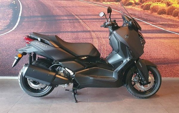 Промяна спрямо 2024: 33+%
Компанията Yamaha има 137-годишна история, но всъщност е основана като... производител на музикални инструменти. През 1955 от нея се отделя ново поделение, което се насочва към мотоциклетите и двигателите. 
В България продажбите растат с точно една трета спрямо миналата година, най-търсен е скутерът CZD 300 (84 бройки). 
