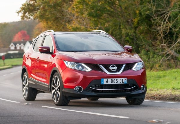 При Qashqai от първо поколение се използва Jatco JF015E CVT с 1.6-литров двигател, докато при втората геренация моторът е 1,2-литров, но това не означава по-малко проблеми. 

Като цяло, Jatco JF015E, известен още като X-Tronic, каткто и като CVT7 RE0F11A, рядко изкарва 200 000 км без повреди. Повечето собственици се сблъскват с проблеми още преди 150 000 км. Лошото е, че в повечето случаи ремонтът е невъзможен или нерентабилен, като единствената опция е пълна подмяна. 