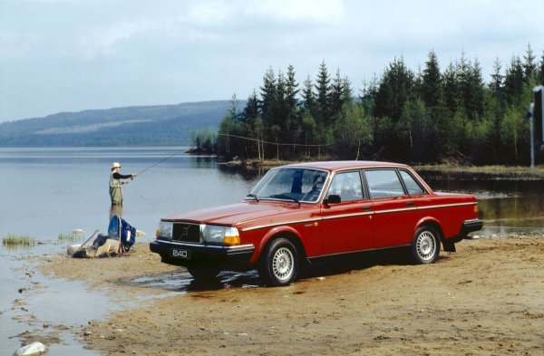 Известен със своята безопасност и надеждност, шведският седан Volvo 240 се произвежда от 1974 до 1993 г. и все още се среща по пътищата по целия свят. Благодарение на здравата си конструкция на каросерията и устойчивите на износване компоненти, Volvo 240 често се използва в сурови климатични условия като скандинавските страни и може да се похвали с отлична издръжливост. Тази кола с право се смята за една от най-силните и надеждни в историята.

