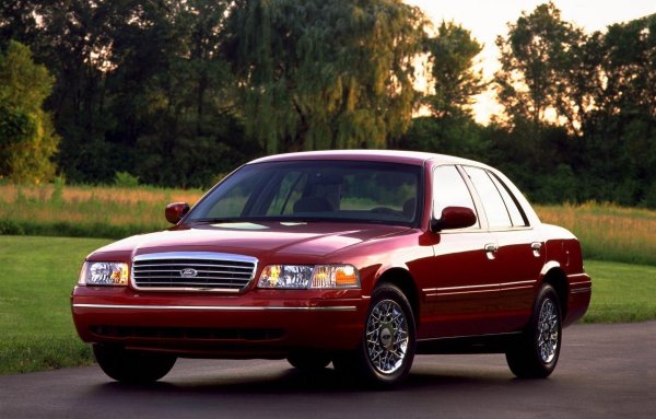 Ford Crown Victoria, известен сред полицейските коли и такситата, спечели слава със своята простота и издръжливост. Това превозно средство е използвано в продължение на десетилетия за полезни цели, което е доказателство за способността му да издържа на интензивна употреба. Произвеждан от 1991 до 2011 г., Crown Victoria се отличава със здрава конструкция на рамата и издръжлив двигател, което го прави популярен избор за най-взискателните потребители.
