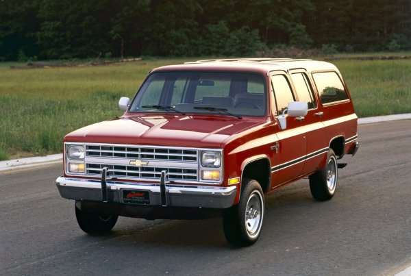 Големият SUV Chevrolet Suburban, произвеждан от 1935 г., е един от най-дълго задържалите се модели на автомобилния пазар. Той е известен със своята издръжливост и способност да издържа на най-суровите условия, което го прави популярен избор сред семействата и службите за спешна помощ. Suburban е символ на издръжливост, който лесно изминава стотици хиляди километри, което го прави един от най-надеждните SUV, създавани някога.
