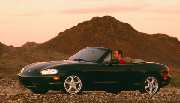 Малкият роудстър Mazda MX-5 Miata спечели популярност със своята надеждност и издръжливост. От представянето си през 1989 г. този спортен автомобил се превърна в любимец на автомобилните фенове заради опростения си дизайн, висока поддръжка и издръжлив двигател. Mazda MX-5 въплъщава философията на &bdquo;забавлението от шофирането", предлагайки на собствениците си години удоволствие без разходите за основен ремонт.
