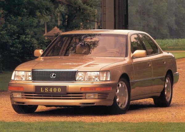 Първият представител на луксозната марка Lexus, LS400 се превърна в икона на японския лукс и надеждност. Пуснат на пазара през 1989 г., той доказа, че автомобилите с висока производителност могат да бъдат едновременно издръжливи и удобни. LS400 се отличава с високо качество на изработка, издръжлив V8 двигател и интелигентна ергономичност, което го прави един от най-дълготрайните премиум автомобили.
