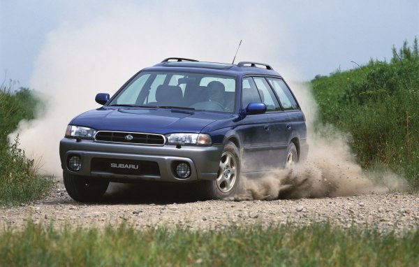 Известен със своята производителност и здравина на задвижването на всички колела, Subaru Outback се превърна в любим сред тези, които ценят активния начин на живот. Този автомобил се отличава с високо качество на изработка, устойчивост на сурови климатични условия и надеждност по пътищата. Subaru Outback се използва по целия свят, особено в региони със студени зими и неравен терен, където неговата проходимост и здравина му помагат да се справя с предизвикателствата с увереност.