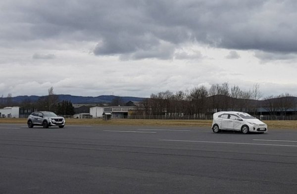 Проблемите със системата за контрол на скоростта и с адаптивния круиз-контрол са същите като при Clio. Моделът на Peugeot уверено поддържа лентата на движение, но продължава да се движи в автоматичен режим, дори когато камерата му се замърси и не работи както трябва.