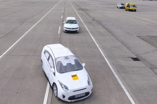 Германският модел се проваля на теста за спиране пред автомобил на пътя, който рязко е намалил скоростта, а също така и при евентуално засичане от друго превозно средство, навлязло внезапно в полосата на движение. Автопилотът не се изключва при замърсена камера, което означава, че автомобилът се движи на сляпо.