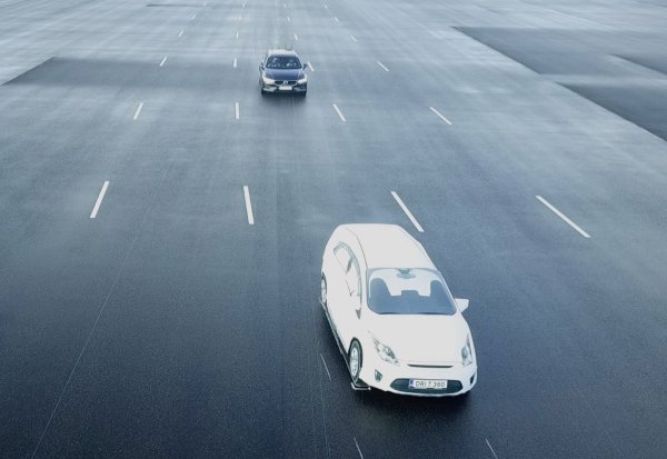 Volvo V60 се проваля заради слабости на системата за контрол на скоростта, която не работи на кръстовища. Шведският модел не успява да спре пред стоящ на пътя друг автомобил, а системите му не реагират, ако водачът загуби съзнание или някой друг се намеси в управлението.