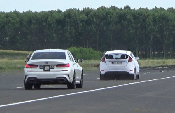 Седанът също няма проблеми с поддържане на лентата при скорост от 120 км/ч и движение по криволичещ път, но системите му не се справят добре при внезапно засичане от друг автомобил или при спряло на платното превозно средство, което трябва да бъде избегнато.