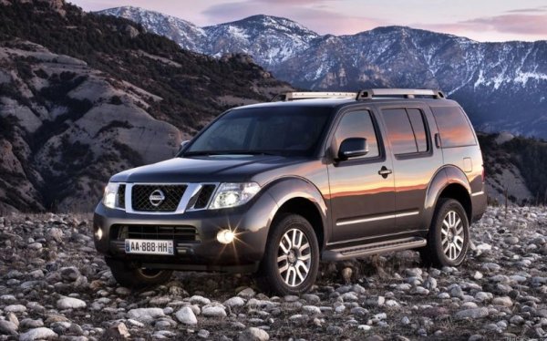 Nissan Pathfinder е един от най-популярните SUV в САЩ. Според проучването автомобилът е ценен сред местните шофьори заради своя капацитет и качество на возене. По-късно обаче много шофьори са се разочаровали от колите си. В резултат на това употребяваните Nissan Pathfinders от 2005-2012 г. бяха посочени като най-ненадеждния модел на марката.

Основното оплакване на шофьорите е от скоростната кутия и работата на радиатора. Именно поради тези проблеми собствениците са били принудени да се свържат със сервиза и да плащат скъпи ремонти.