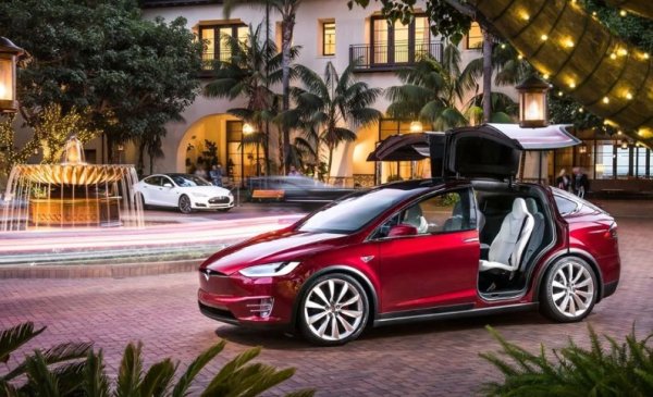 Големият SUVсе превърна в най-неуспешния модел на американската компания в нейната история. Това се потвърждава косвено от самия Илон Мъск, който заяви в интервю, че &bdquo;не е сигурен, че изобщо е трябвало да направят тази кола&ldquo;. И така, от началото на производството на кросоувъра в САЩ през 2015 г., тази кола е била обект на 24 кампании за изтегляне. 

Model X е изпращан в сервизите заради дефектни предпазни колани, дефектни въздушни възглавници и повреда на системите за избягване на сблъсък и на системите за автономно шофиране.

Също така собствениците на електрическия кросоувър се оплакват от работата на окачването и от &bdquo;краткия живот&ldquo; на предното стъкло.