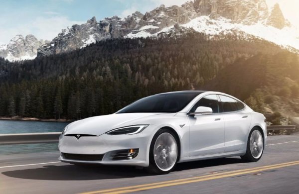 При лифтбека Model S нещата с надеждността са малко по-добри, въпреки че той също влезе в антирейтинга на най-проблемните електрически автомобили. Най-често шофьорите се оплакват от повреди на батерията и електрониката, както и проблеми с окачването и спирачната система. 

Собствениците също отбелязват лошото качество на сглобяване на автомобила и &bdquo;висящата&ldquo; електроника. Освен това проучването отбелязва, че моделът е бил изтеглен седем пъти в САЩ. Причините са неправилна работа на задната камера, сервоуправление и въздушни възглавници. 

И накрая, бяха регистрирани няколко случая на запалване на Tesla Model S. В резултат на разследването обаче беше установено, че нито един от тях не е причинен от неизправност на автомобила.