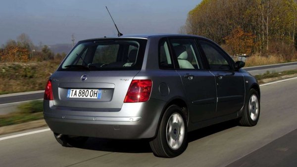 Кой не помни специалното издание на италианския модел, кръстено Schumacher? Истината е, че наследникът на Bravo бе чаровен, главно заради твърде различния си образ - с 3 и 5 врати. Както и поради голямото си вътрешно пространство. Когато бе заменен от същия този Bravo през 2007 г., това не оказа толкова голямо въздействие върху пазара. Ще има ли завръщане на Stilo в гамата на Fiat? Кой знае...